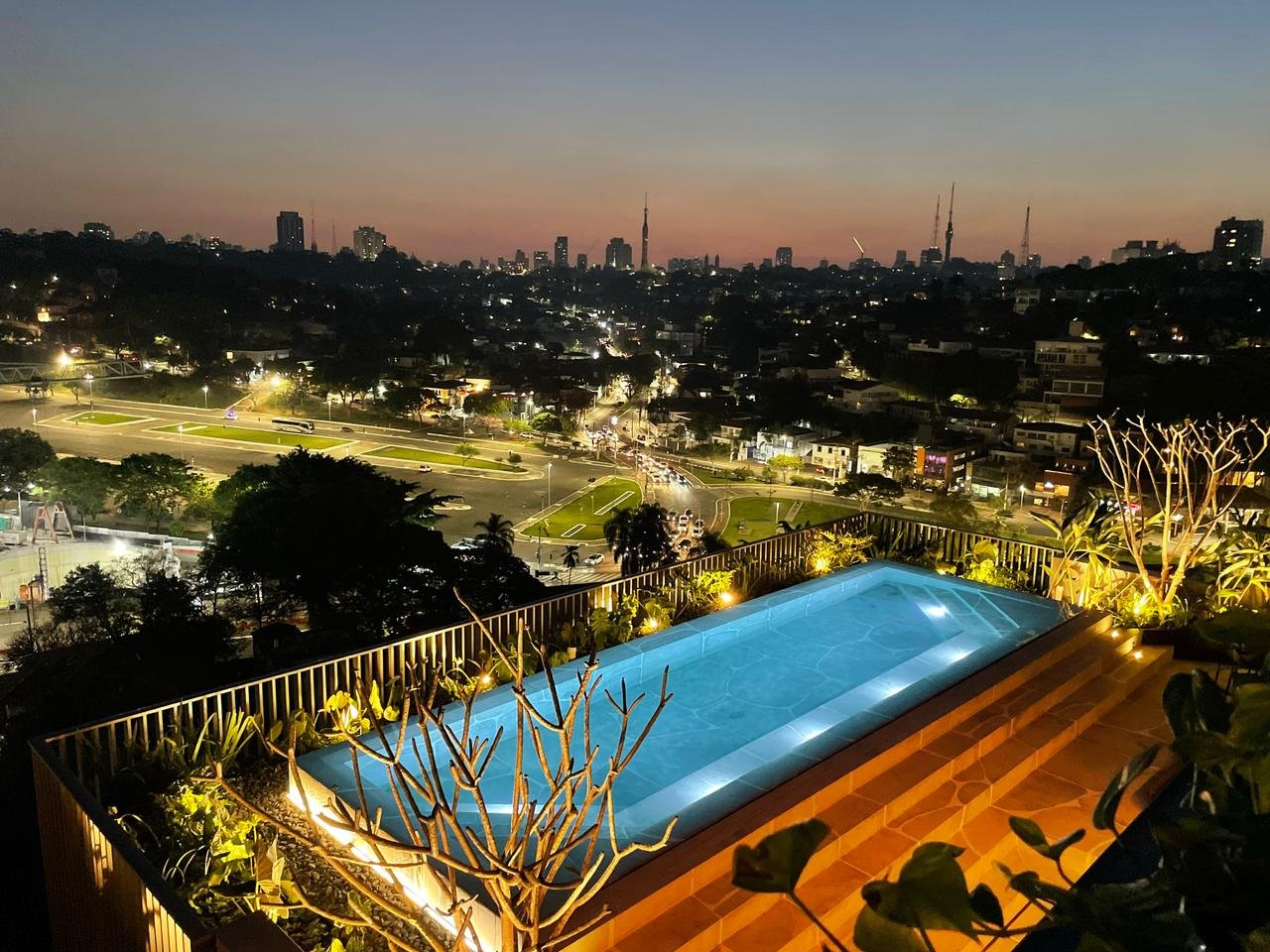 Projeto residencial de alto padrão com piscina e aplicação integrada de pedras ornamentais