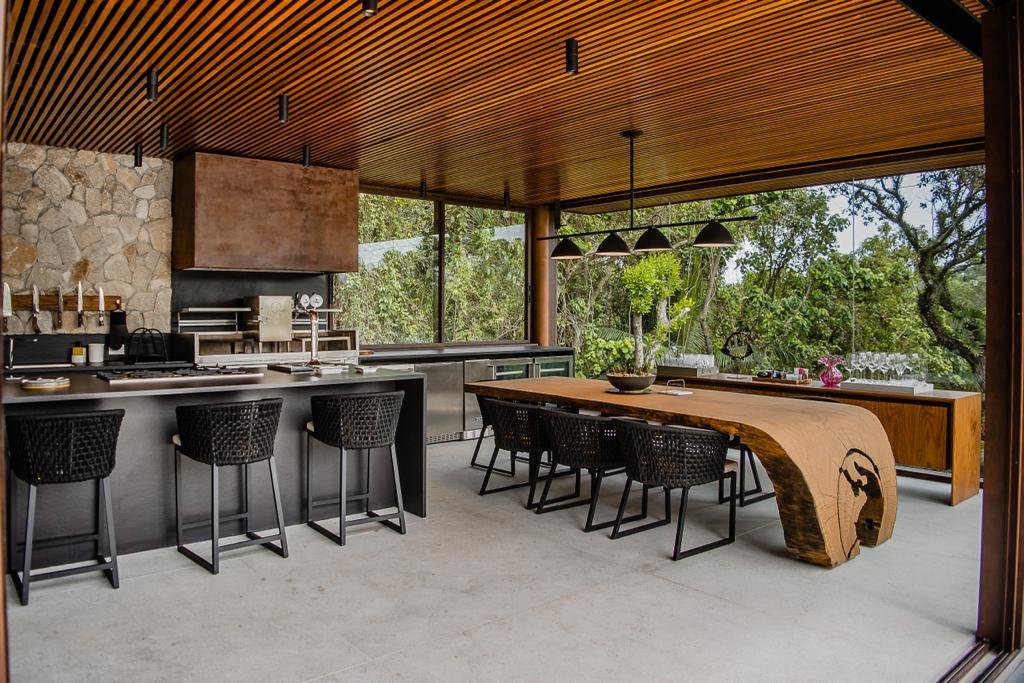 Projeto de alto padrão com integração entre arquitetura, pedras e marcenaria